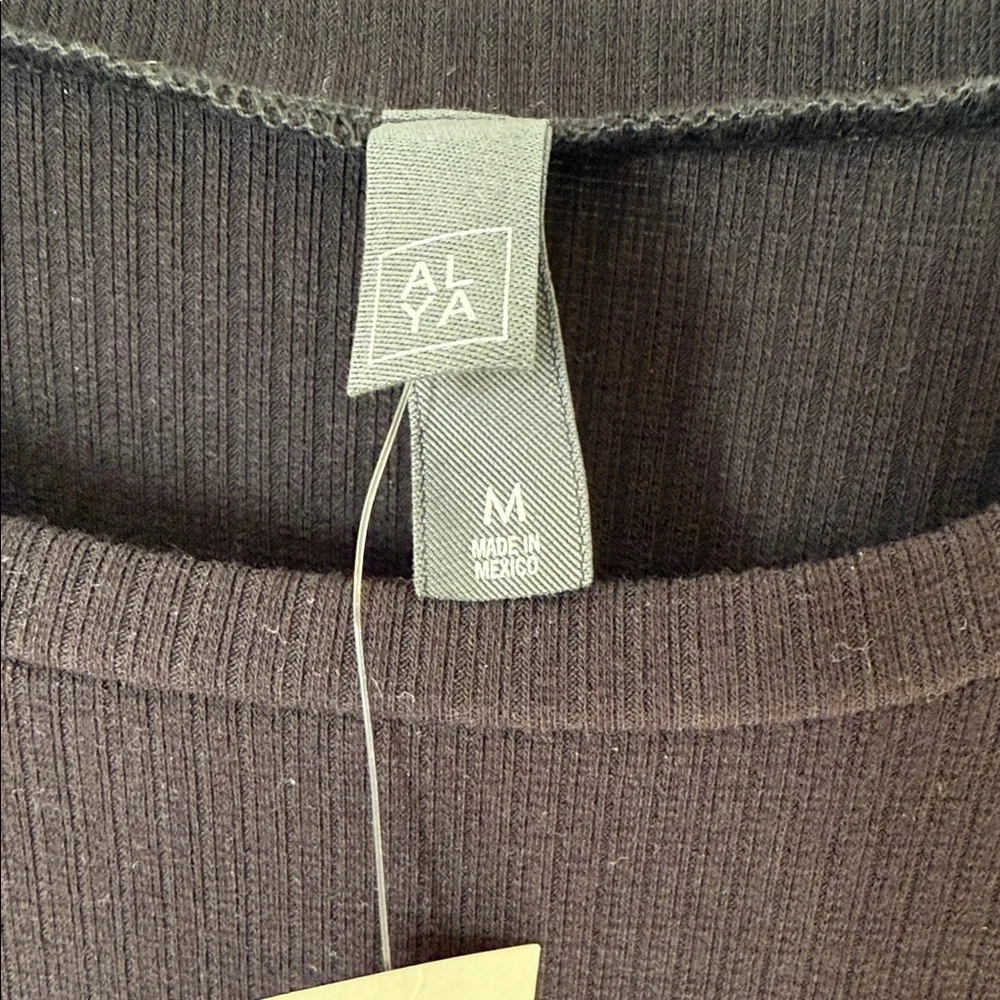 Chic Black Midi Dress with Belt - Picture 2 of 7